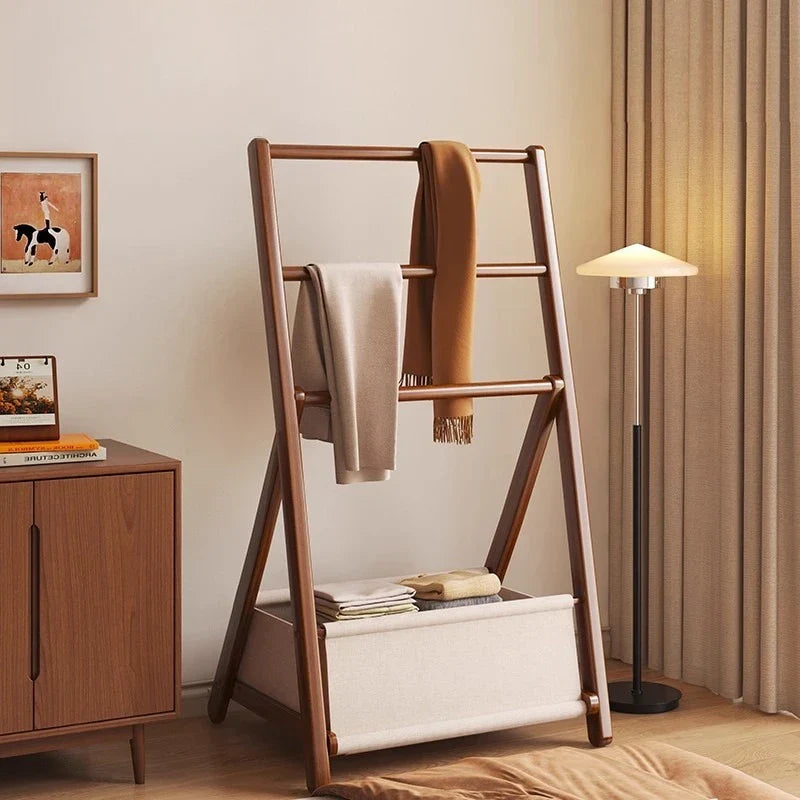 Bambus-kleshenger til soverommet – vertikal oppbevaring