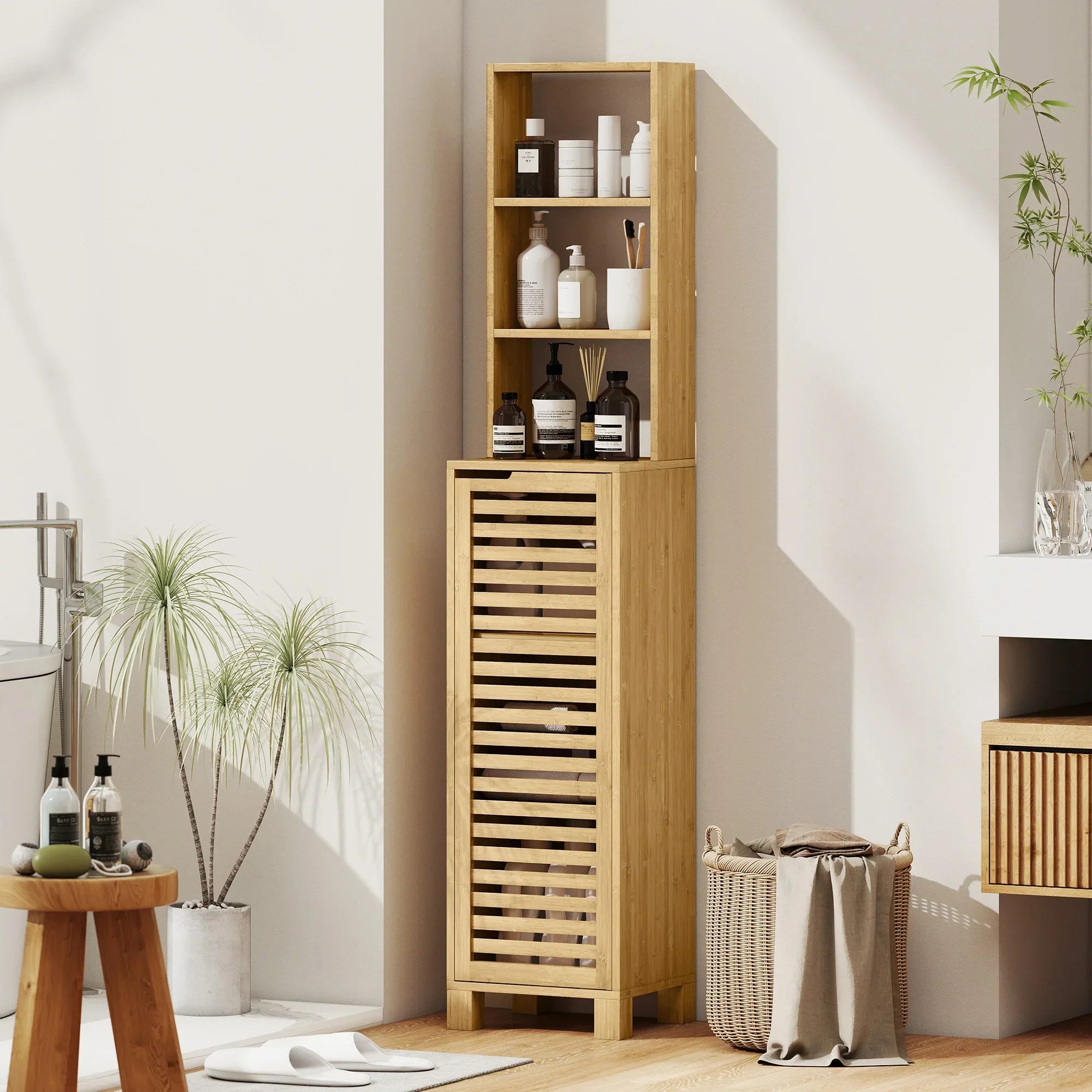Høyt, smalt baderomsskap i bambus – vertikal oppbevaring