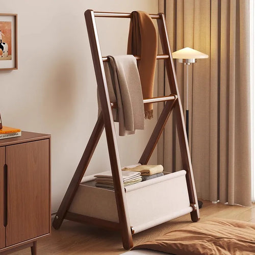 Bambus-kleshenger til soverommet – vertikal oppbevaring